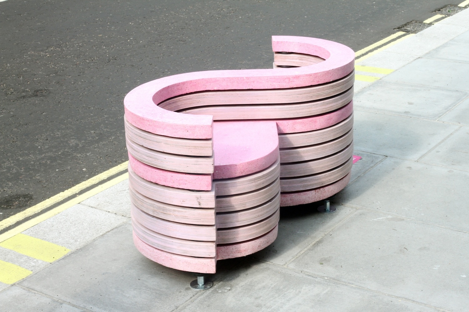 Leftovers Loveseat : le banc public par Marie-Louise Jones
