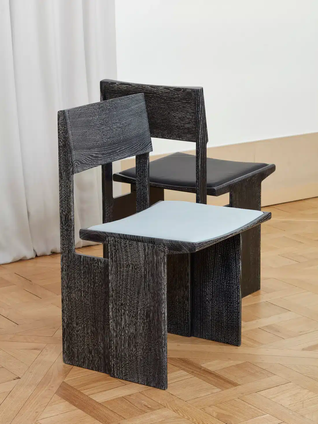 BrichetZiegler Drift : l'art du porte-à-faux dans une chaise en bois