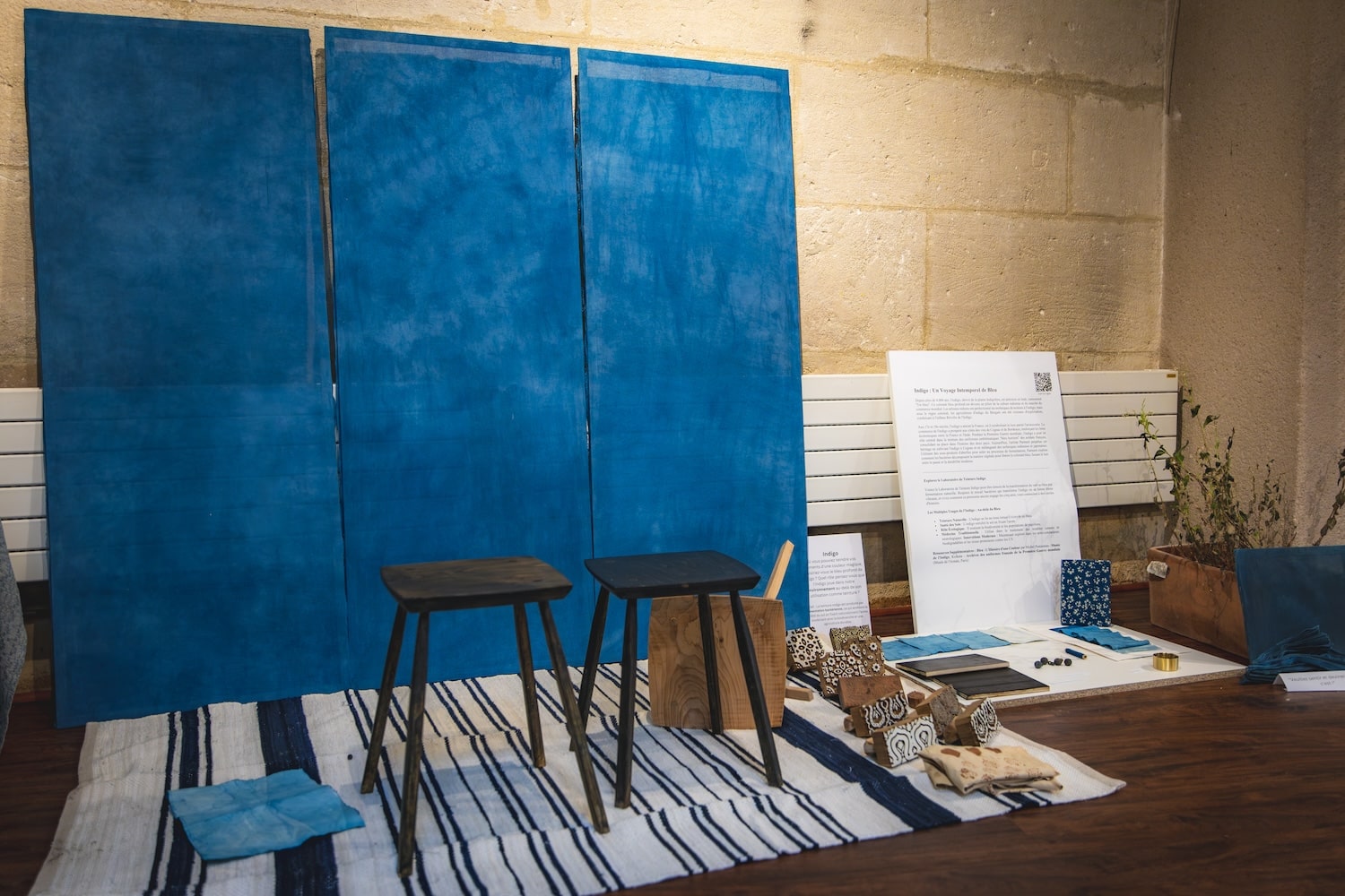 Teintures naturelles au cœur du cognac, un dialogue entre la terre, l’artisanat et le temps.