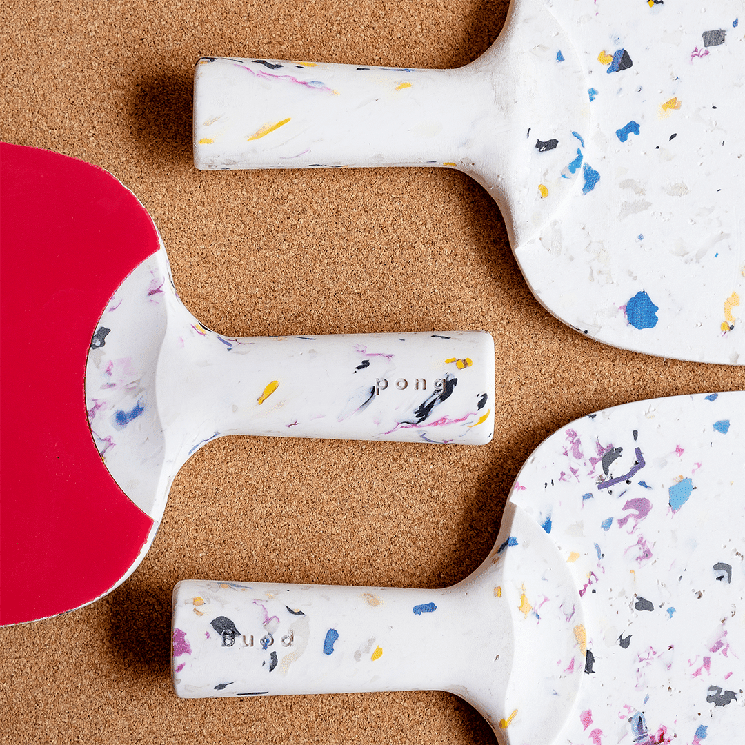 PONG : une raquette de ping-pong réinventée à partir de plastique recyclé