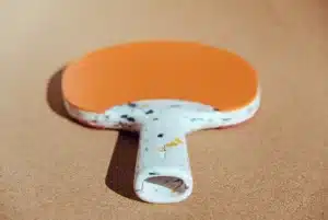 PONG : une raquette de ping-pong réinventée à partir de plastique recyclé