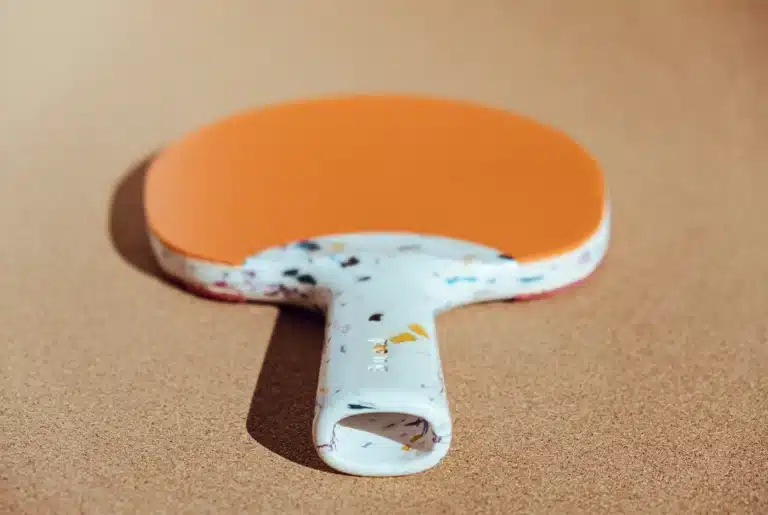 PONG : une raquette de ping-pong réinventée à partir de plastique recyclé
