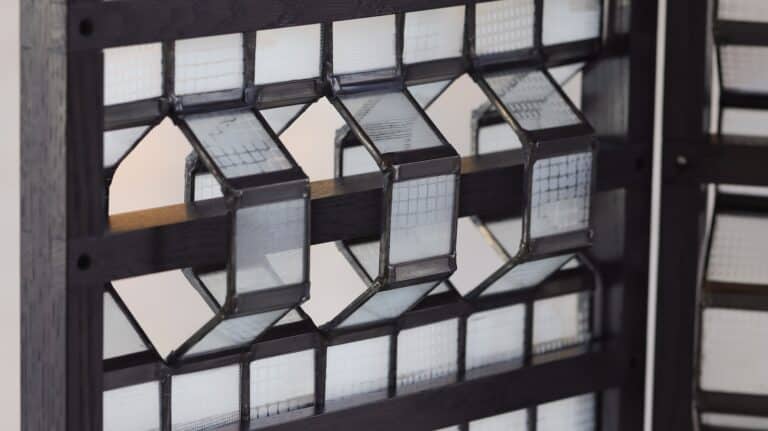 L’ombre du pli : un paravent sculptural qui réinvente la lumière