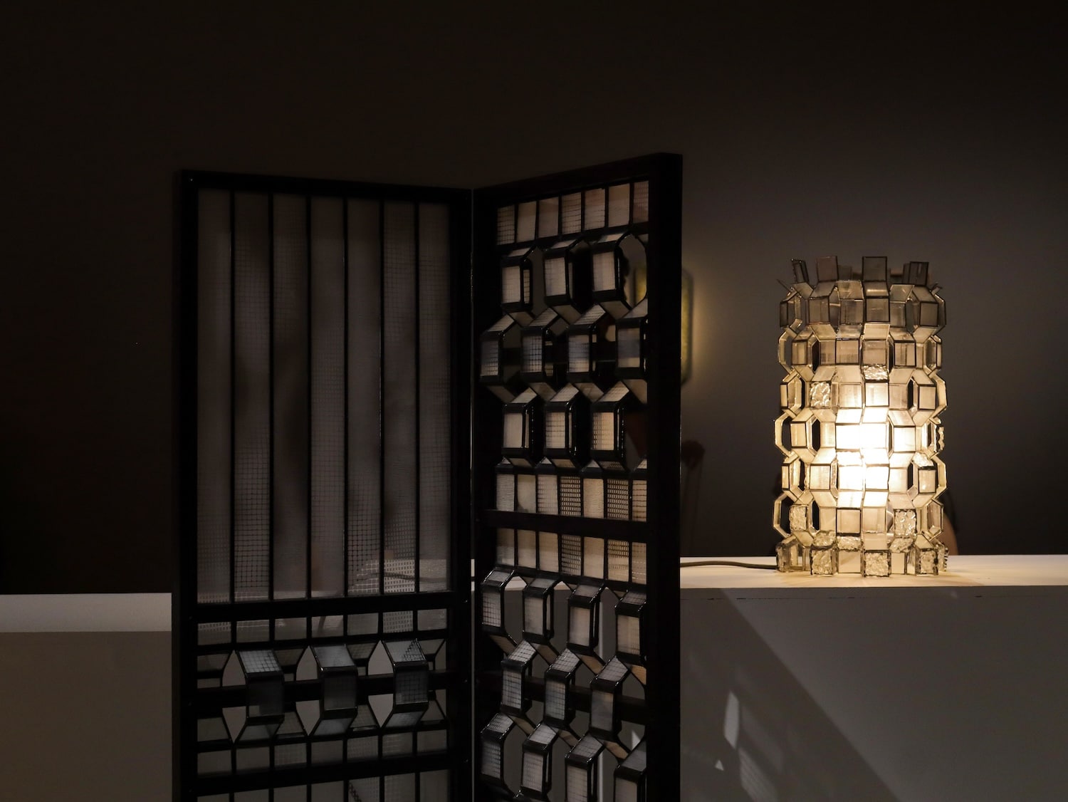 L’ombre du pli : un paravent sculptural qui réinvente la lumière