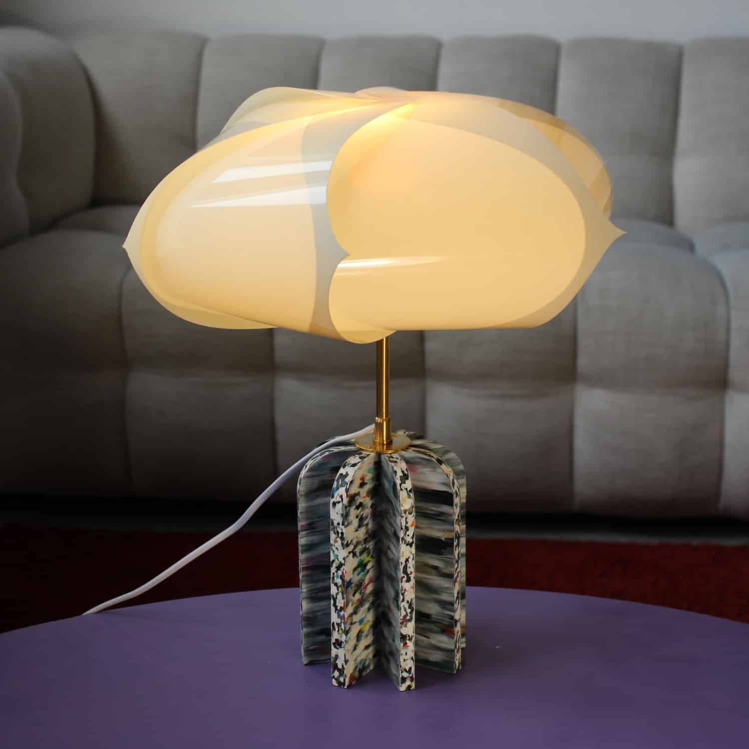 La lampe Tulipe d’Eva Leroi : la poésie du déchet industriel revalorisé