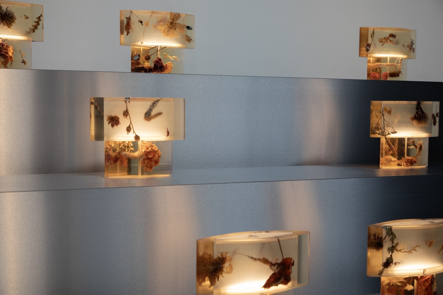 Flora Lamp II par Marcin Rusak : la fleur figée dans la lumière