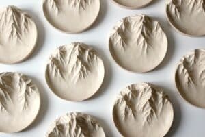 L’art du paysage domestique : comment Ben&Manu transforme le bois en topographie sculptée