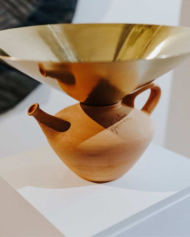 Clara Rivière revisite la Pegarra basque : quand l'argile et le laiton célèbrent le rituel de l'eau Clara Rivière revisite la Pegarra basque : quand l'argile et le laiton célèbrent le rituel de l'eau