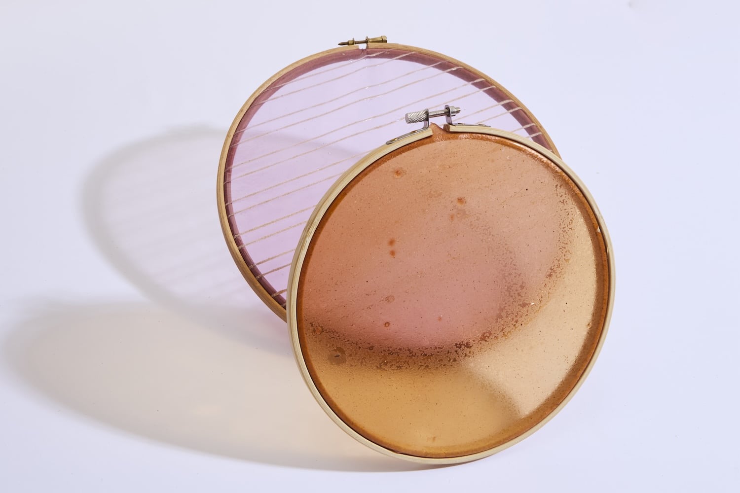 Byssus : quand les déchets mytilicoles deviennent biomatériaux lumineux chez hors-studio Byssus : quand les déchets mytilicoles deviennent biomatériaux lumineux chez hors-studio