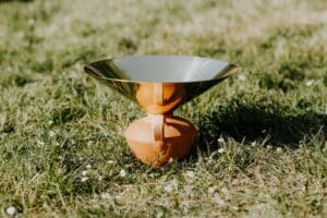 Clara Rivière revisite la Pegarra basque : quand l'argile et le laiton célèbrent le rituel de l'eau