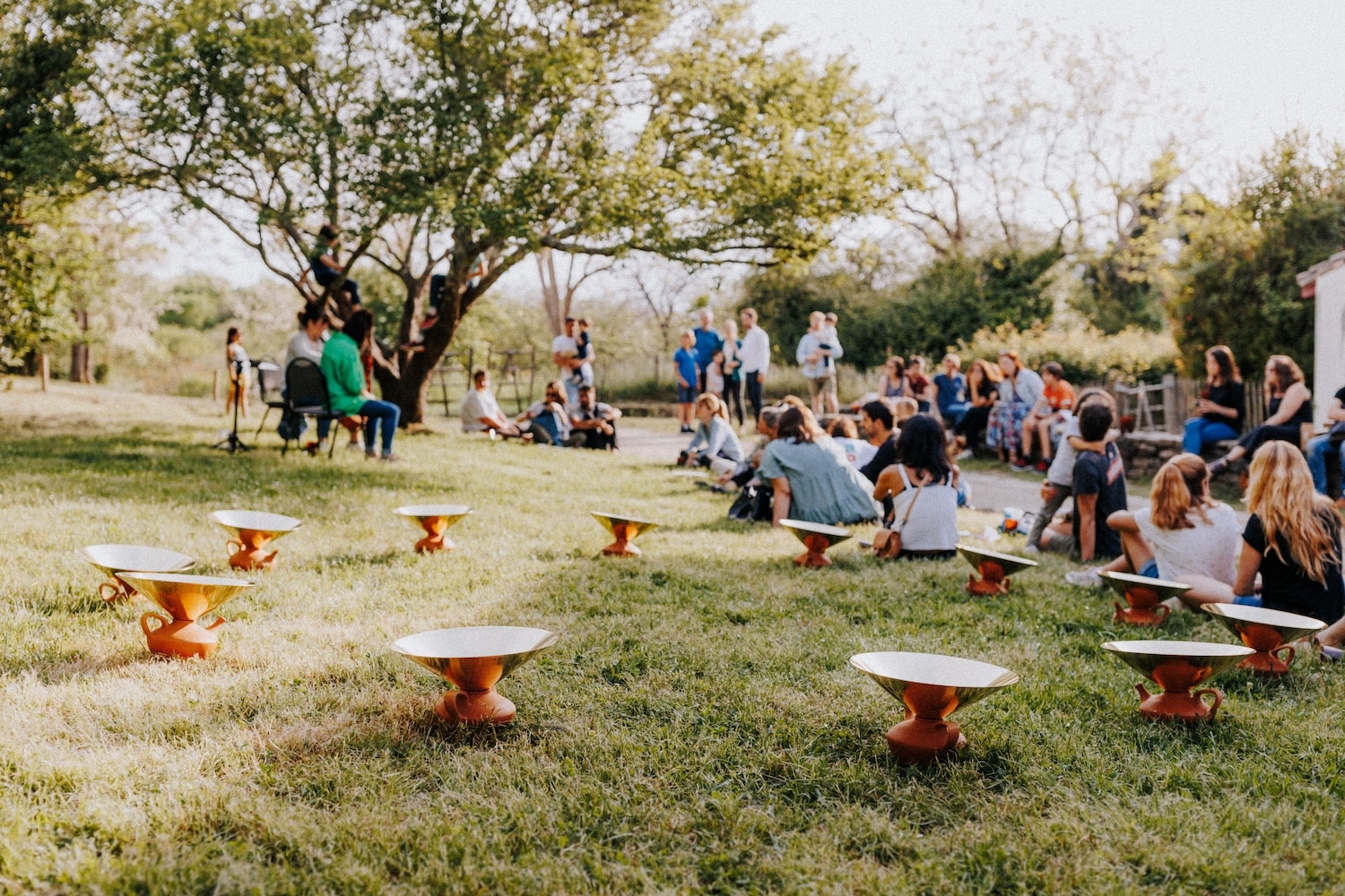 Clara Rivière revisite la Pegarra basque : quand l'argile et le laiton célèbrent le rituel de l'eau Clara Rivière revisite la Pegarra basque : quand l'argile et le laiton célèbrent le rituel de l'eau