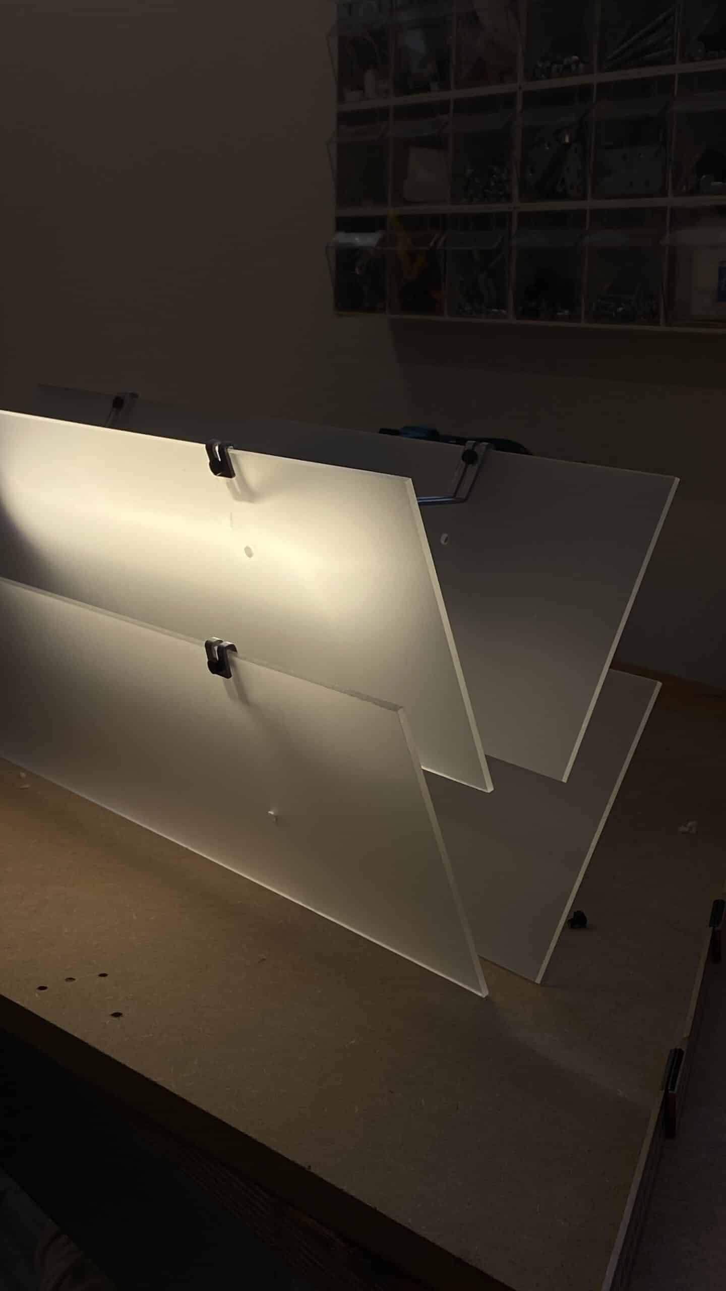 Design danois : Kasper Kyster présente Strata, des luminaires modulaires où l'acier rencontre l'acrylique givré Design danois : Kasper Kyster présente Strata, des luminaires modulaires où l'acier rencontre l'acrylique givré