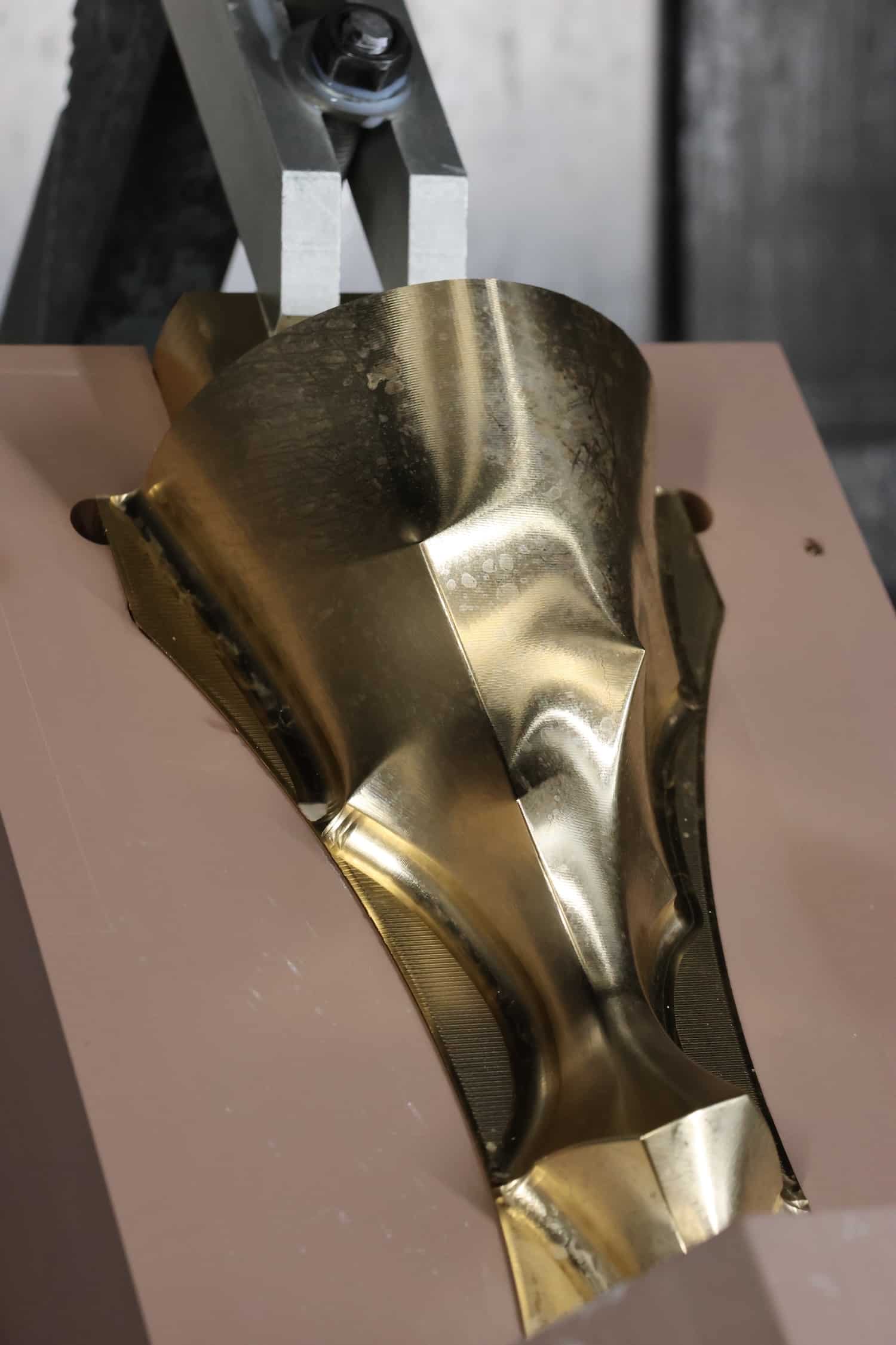 Orfèvrerie vivante : Julien Roos sculpte le métal pour Notre-Dame de Paris Orfèvrerie vivante : Julien Roos sculpte le métal pour Notre-Dame de Paris