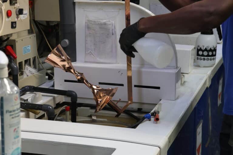 Orfèvrerie vivante : Julien Roos sculpte le métal pour Notre-Dame de Paris