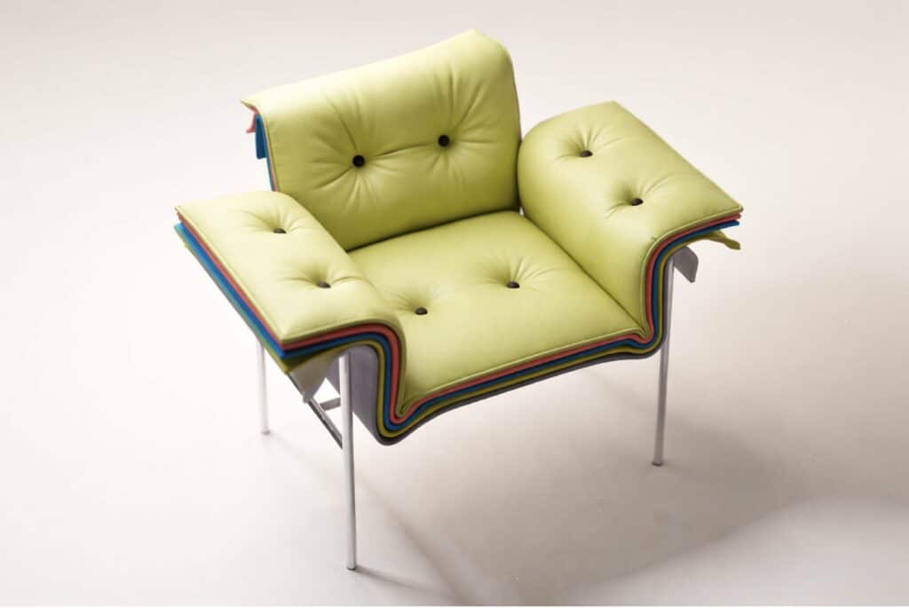 Quand le nuancier devient chaise : Kartela célèbre la superposition textile