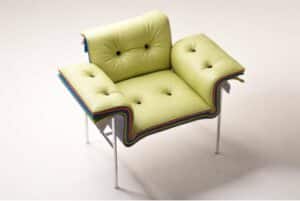 Quand le nuancier devient chaise : Kartela célèbre la superposition textile