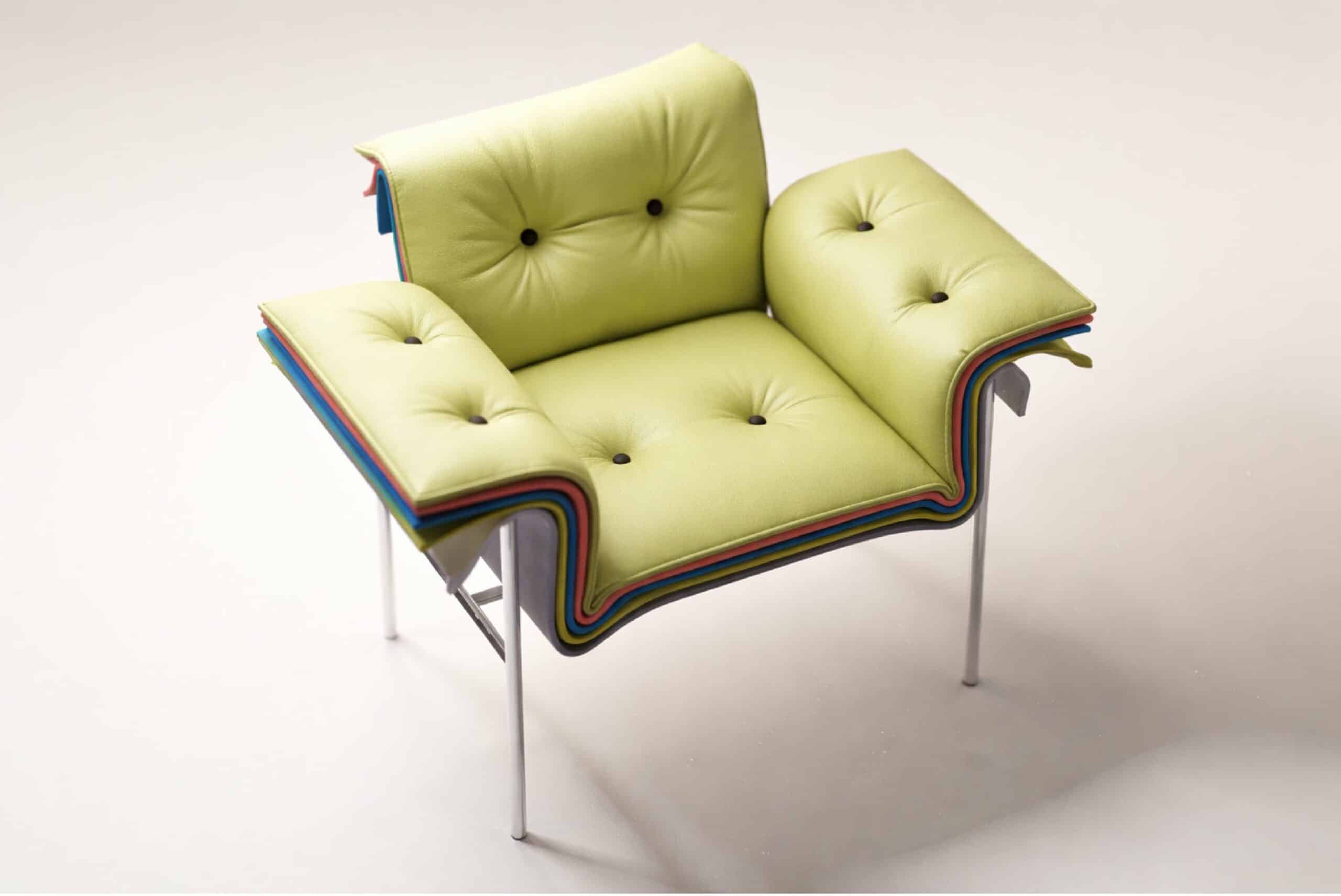 Quand le nuancier devient chaise : Kartela célèbre la superposition textile