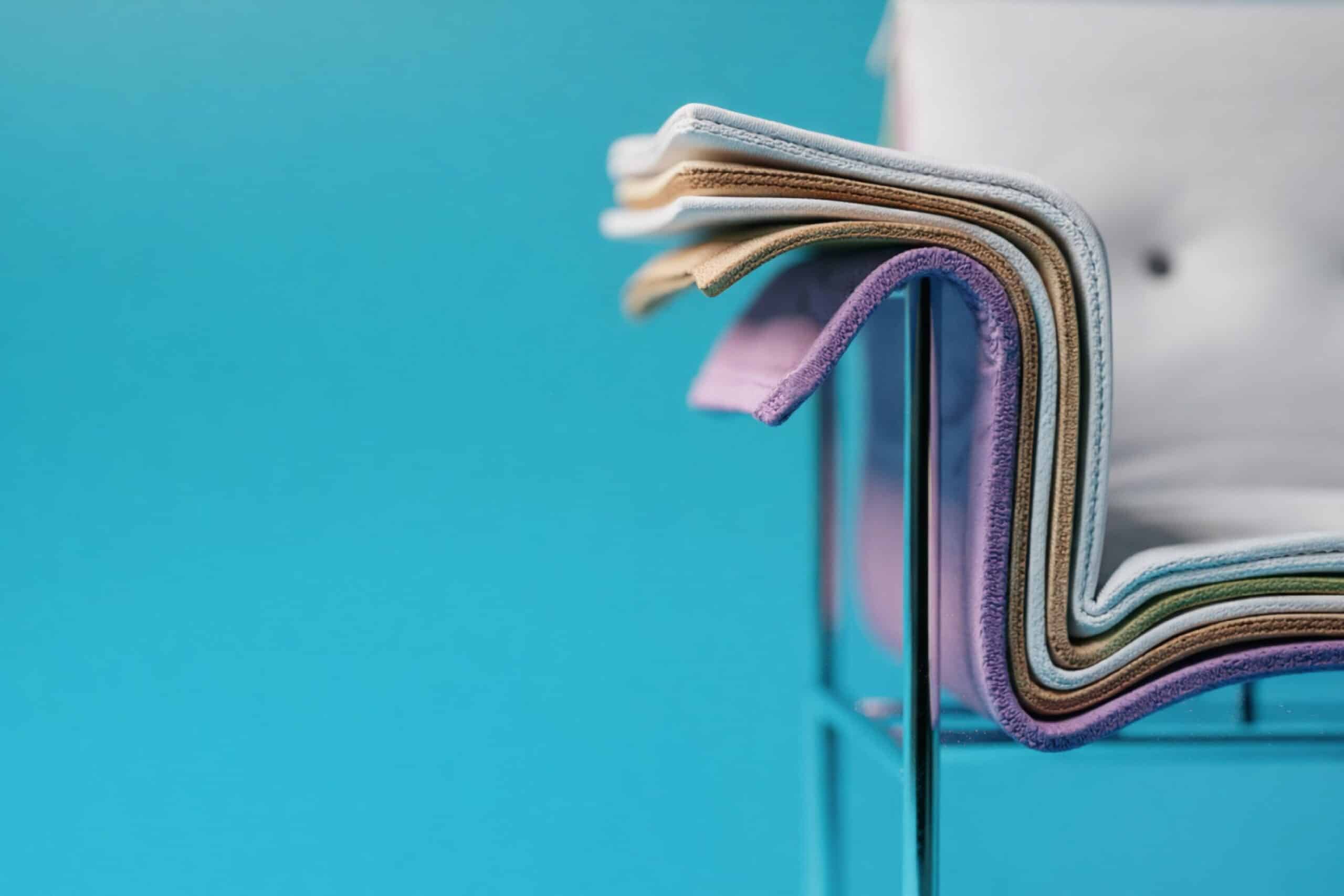 Quand le nuancier devient chaise : Kartela célèbre la superposition textile Quand le nuancier devient chaise : Kartela célèbre la superposition textile