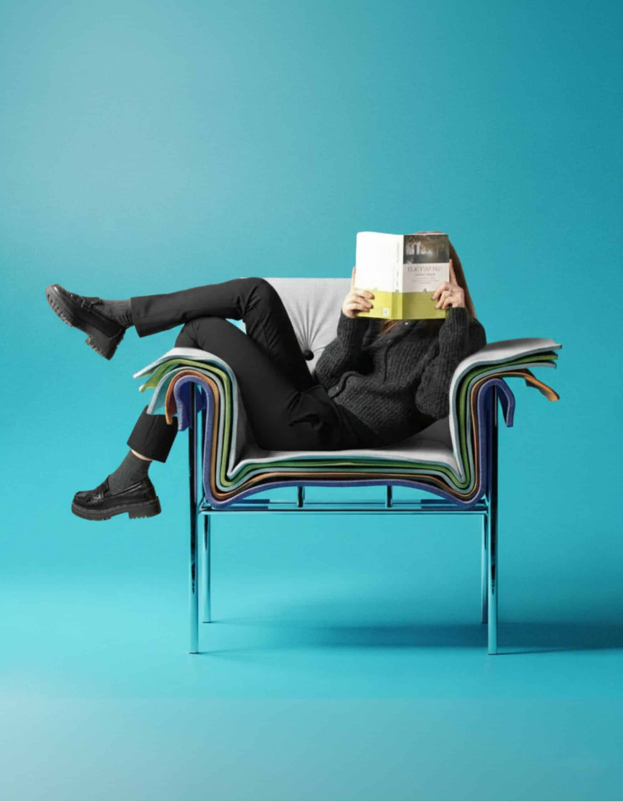 Quand le nuancier devient chaise : Kartela célèbre la superposition textile Quand le nuancier devient chaise : Kartela célèbre la superposition textile