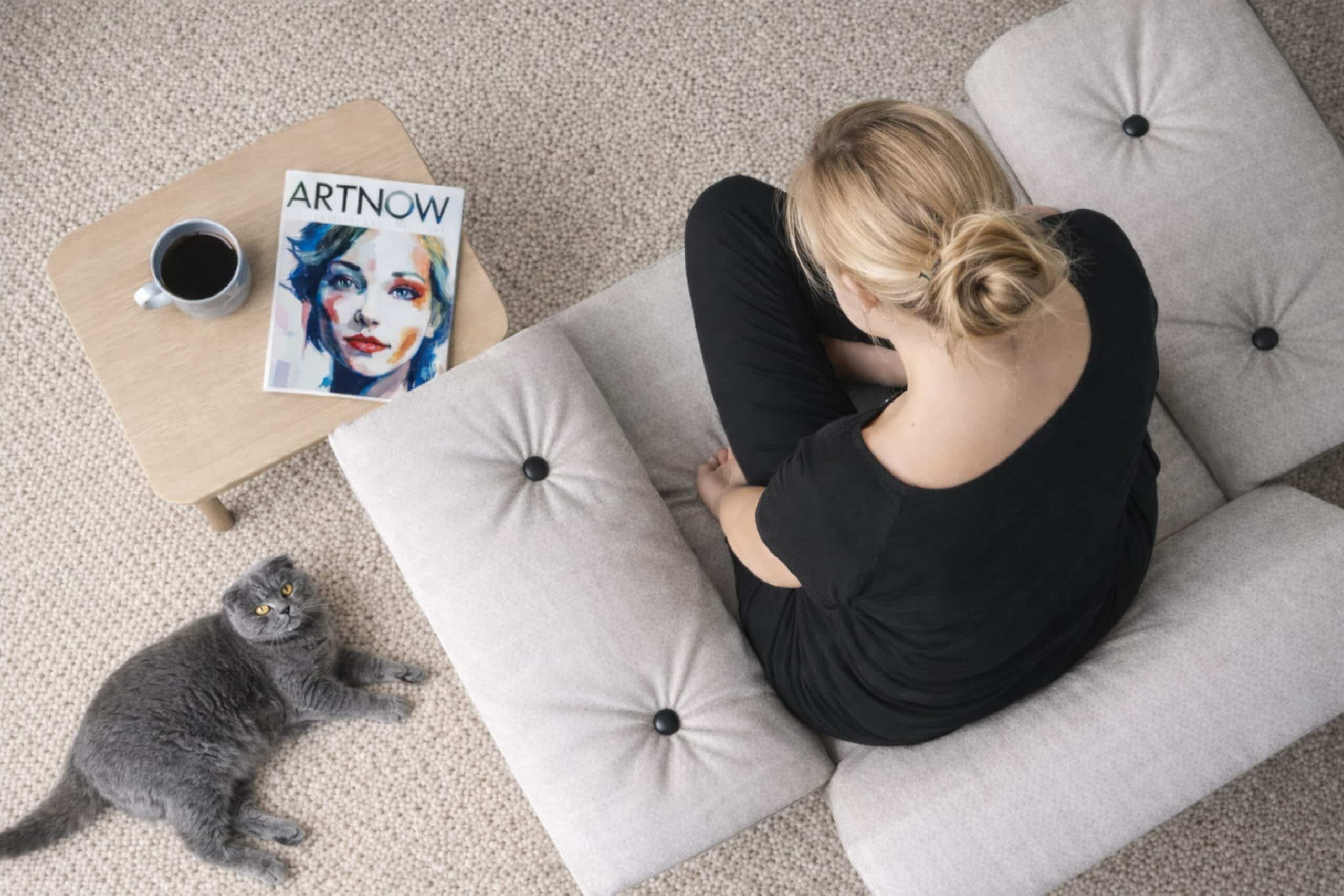 Quand le nuancier devient chaise : Kartela célèbre la superposition textile Quand le nuancier devient chaise : Kartela célèbre la superposition textile