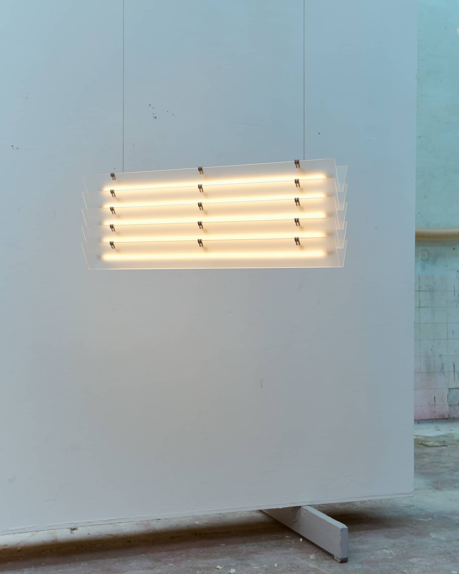 Design danois : Kasper Kyster présente Strata, des luminaires modulaires où l'acier rencontre l'acrylique givré Design danois : Kasper Kyster présente Strata, des luminaires modulaires où l'acier rencontre l'acrylique givré