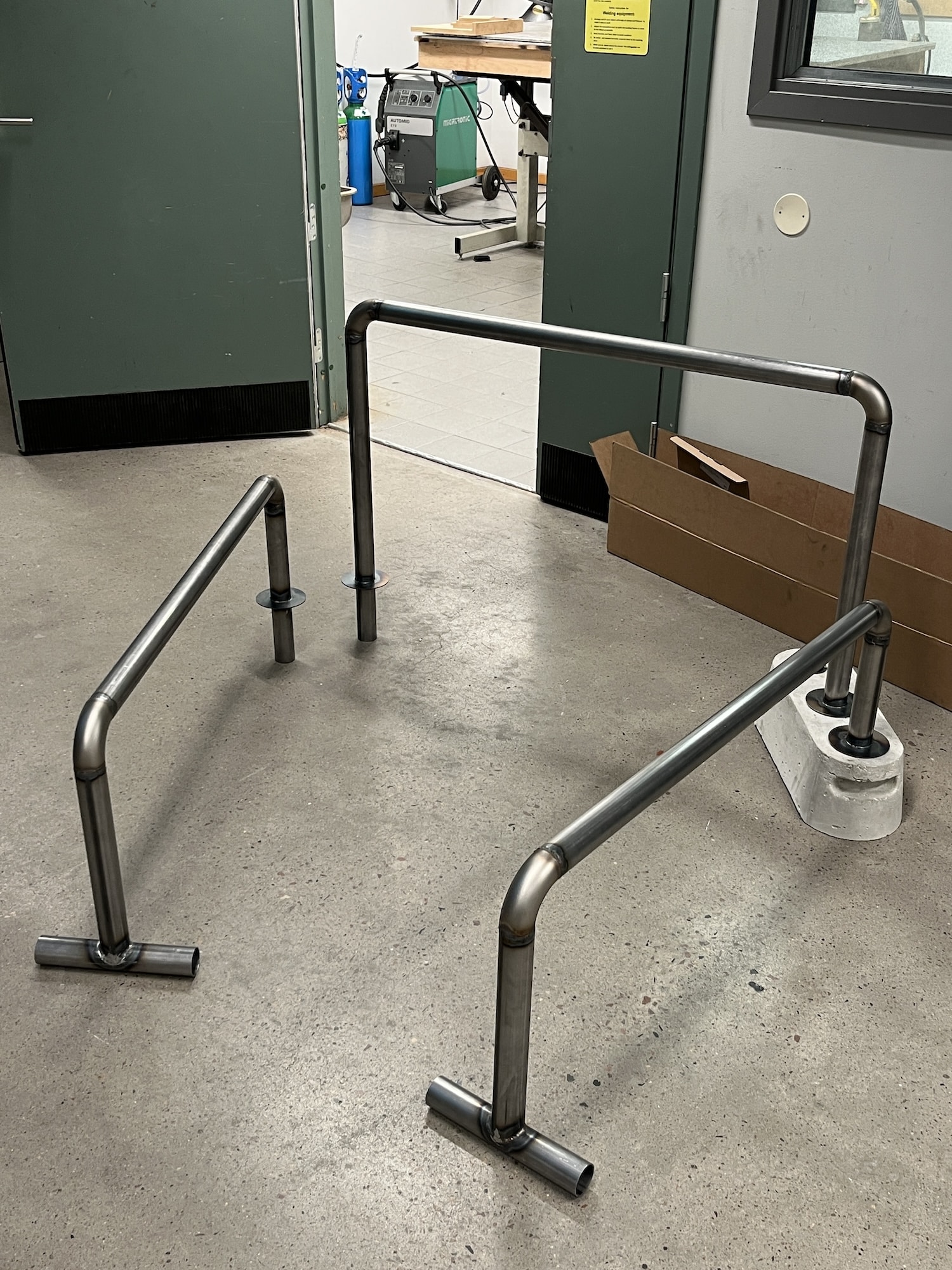 NODE transforme les codes des barrières de ville en mobilier urbains par Xinyi Liu NODE transforme les codes des barrières de ville en mobilier urbains par Xinyi Liu