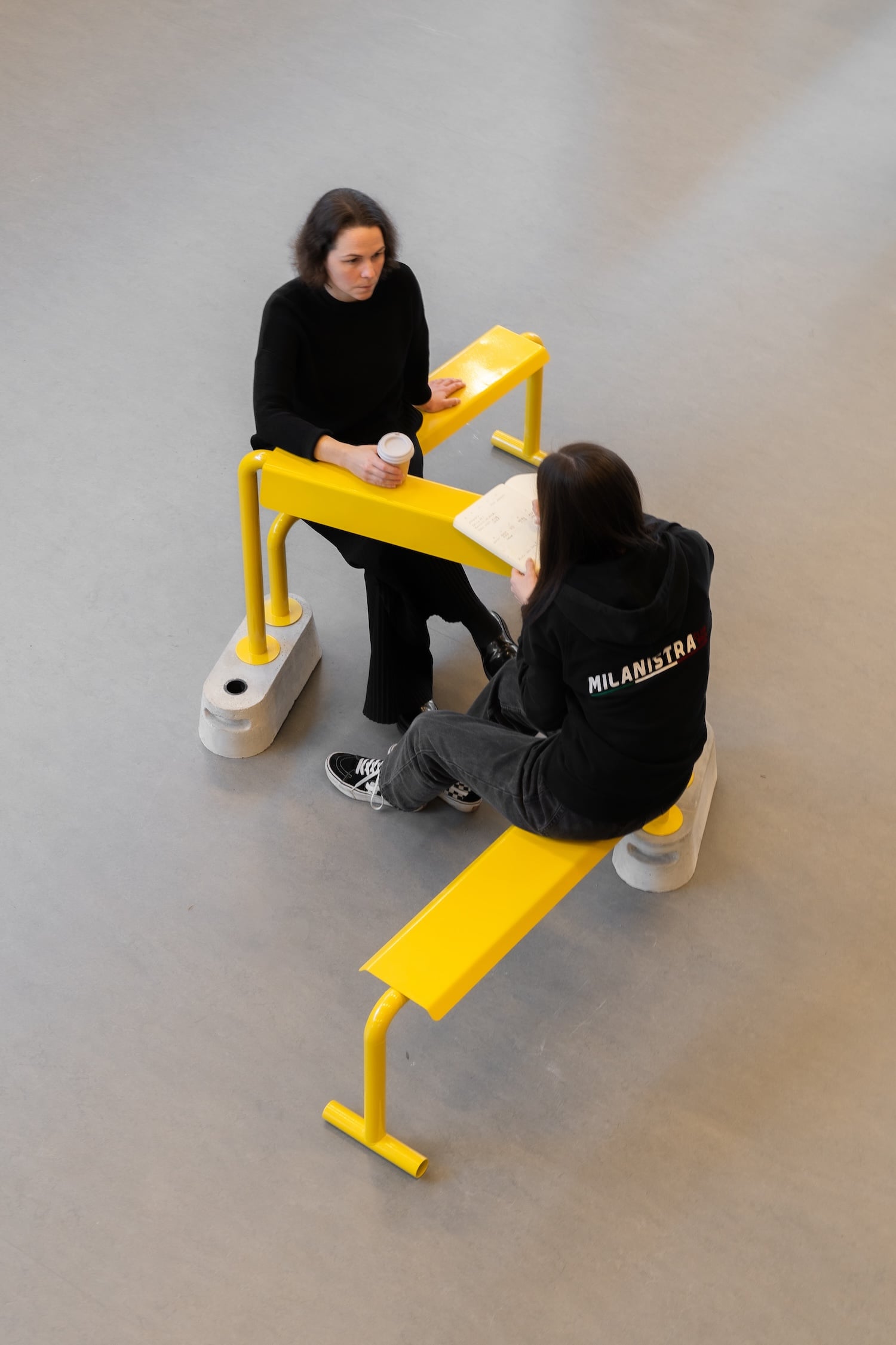 NODE transforme les codes des barrières de ville en mobilier urbains par Xinyi Liu NODE transforme les codes des barrières de ville en mobilier urbains par Xinyi Liu