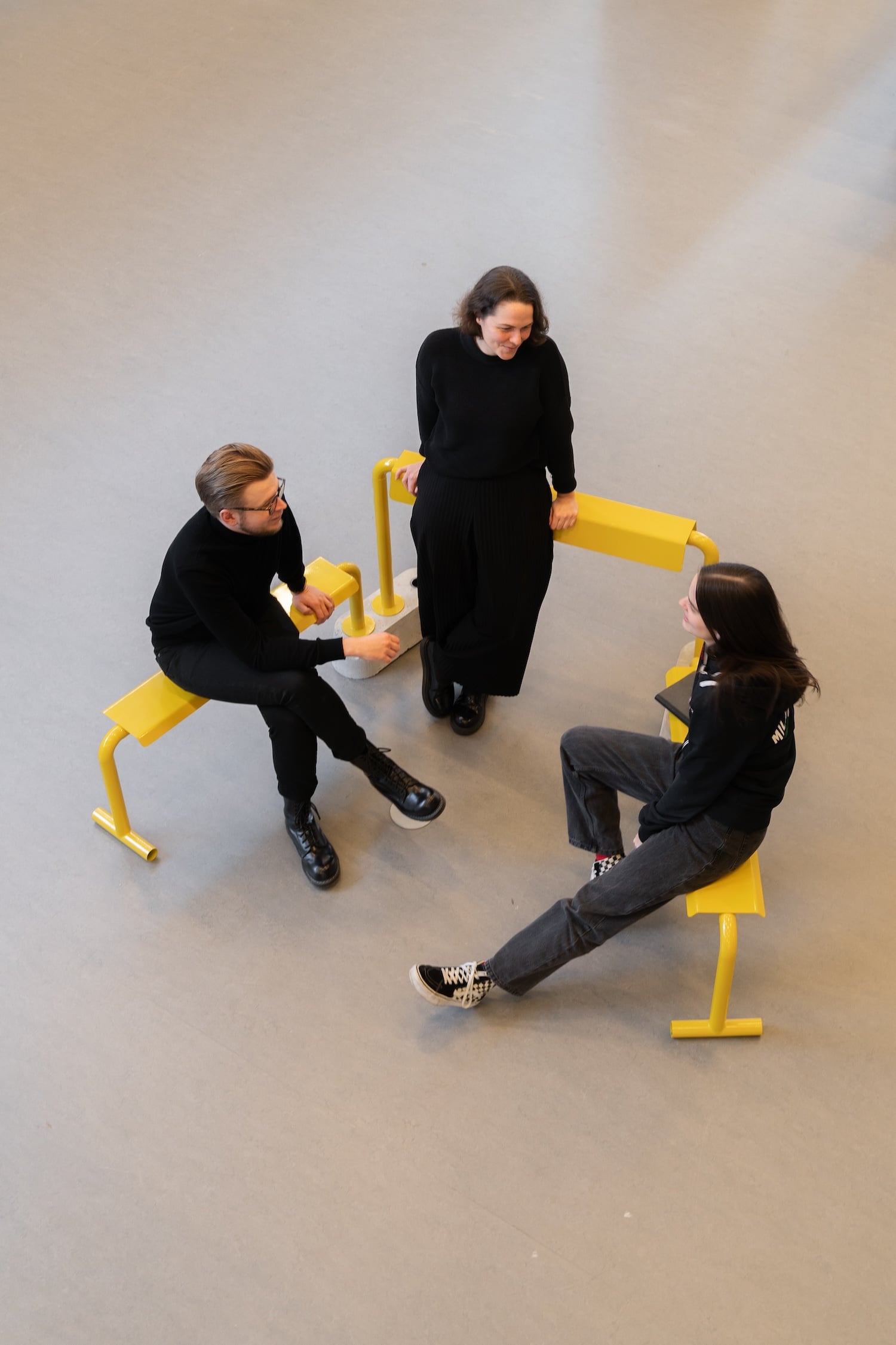 NODE transforme les codes des barrières de ville en mobilier urbains par Xinyi Liu NODE transforme les codes des barrières de ville en mobilier urbains par Xinyi Liu