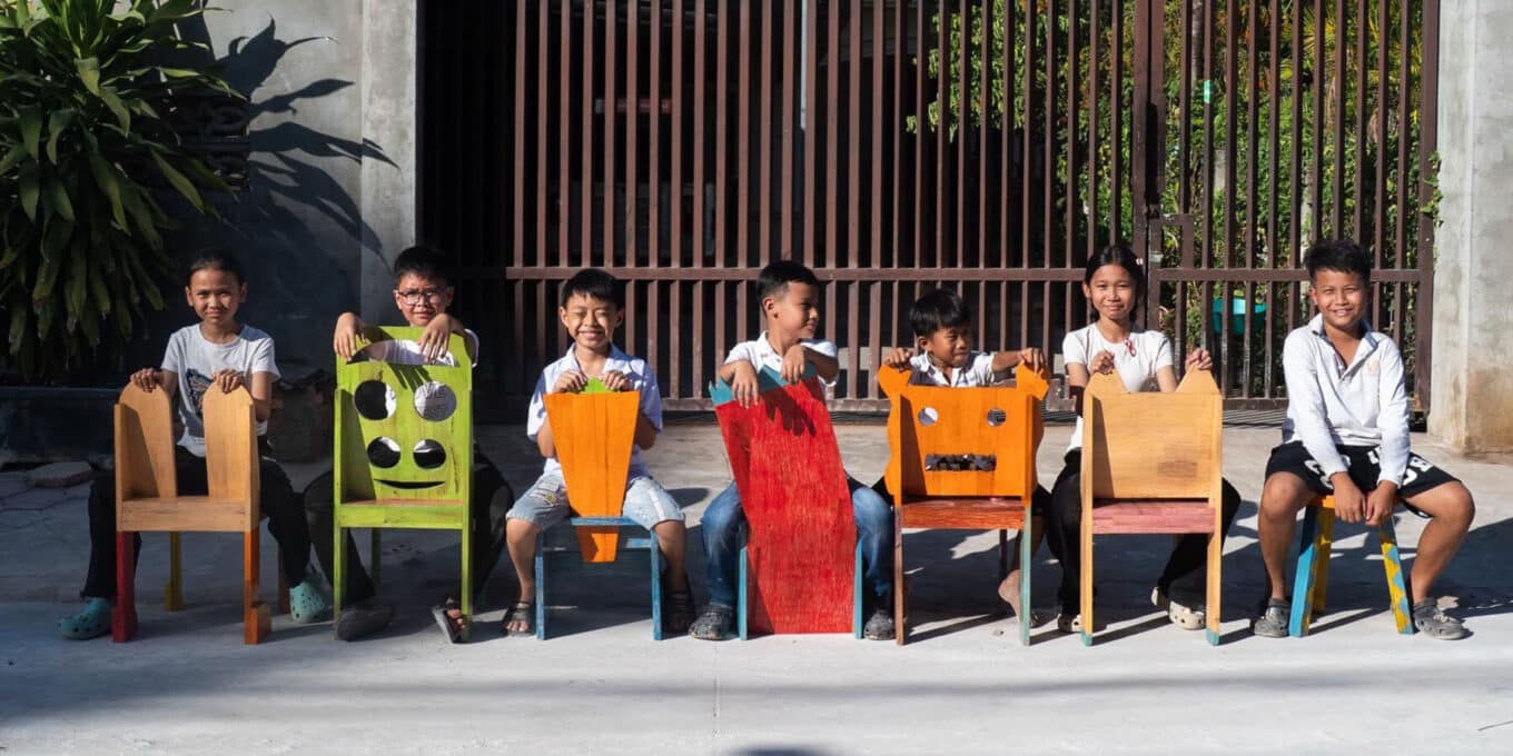 Dessiner sa propre chaise puis s'asseoir dessus : le projet participatif qui réunit design et pédagogie au Cambodge Dessiner sa propre chaise puis s'asseoir dessus : le projet participatif qui réunit design et pédagogie au Cambodge