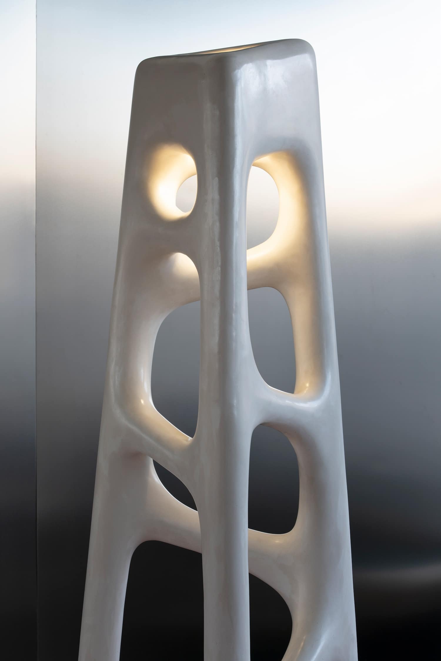 White Noise : quand le plâtre ciré sculpte la lumière et le mobilier White Noise : quand le plâtre ciré sculpte la lumière et le mobilier