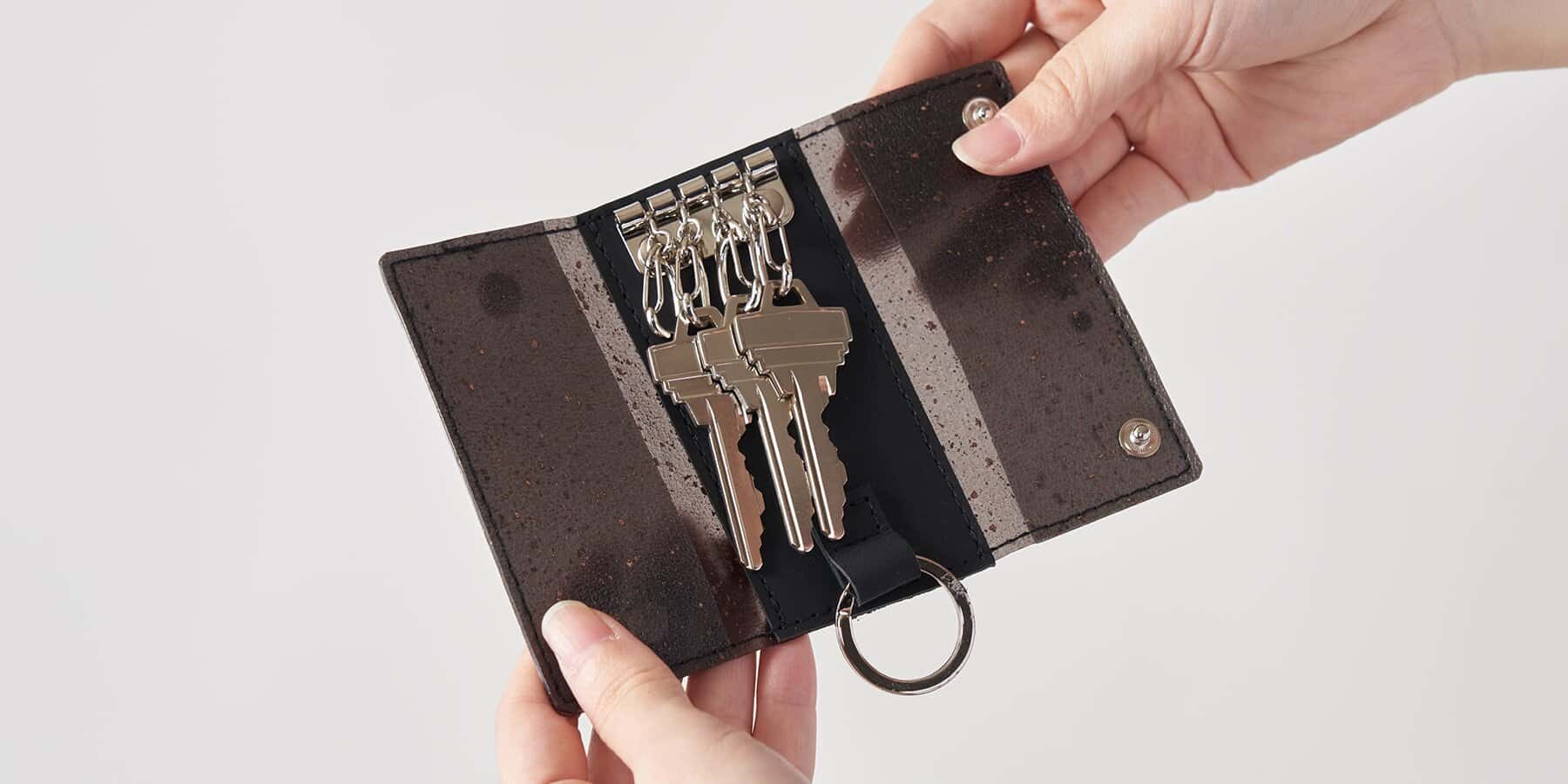 OBRO par OKUNOTE Tokyo Studio : un nouveau composite PVC et poudre de cuir translucide issu de déchets OBRO par OKUNOTE Tokyo Studio : un nouveau composite PVC et poudre de cuir translucide issu de déchets