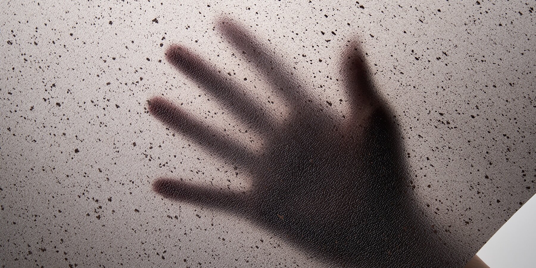 OBRO par OKUNOTE Tokyo Studio : un nouveau composite PVC et poudre de cuir translucide issu de déchets