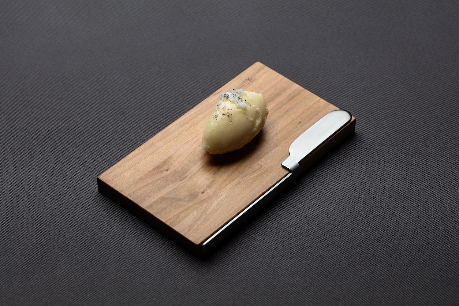 OKU : le couteau britannique façonné par 400 ans de tradition métallurgique japonaise OKU : le couteau britannique façonné par 400 ans de tradition métallurgique japonaise