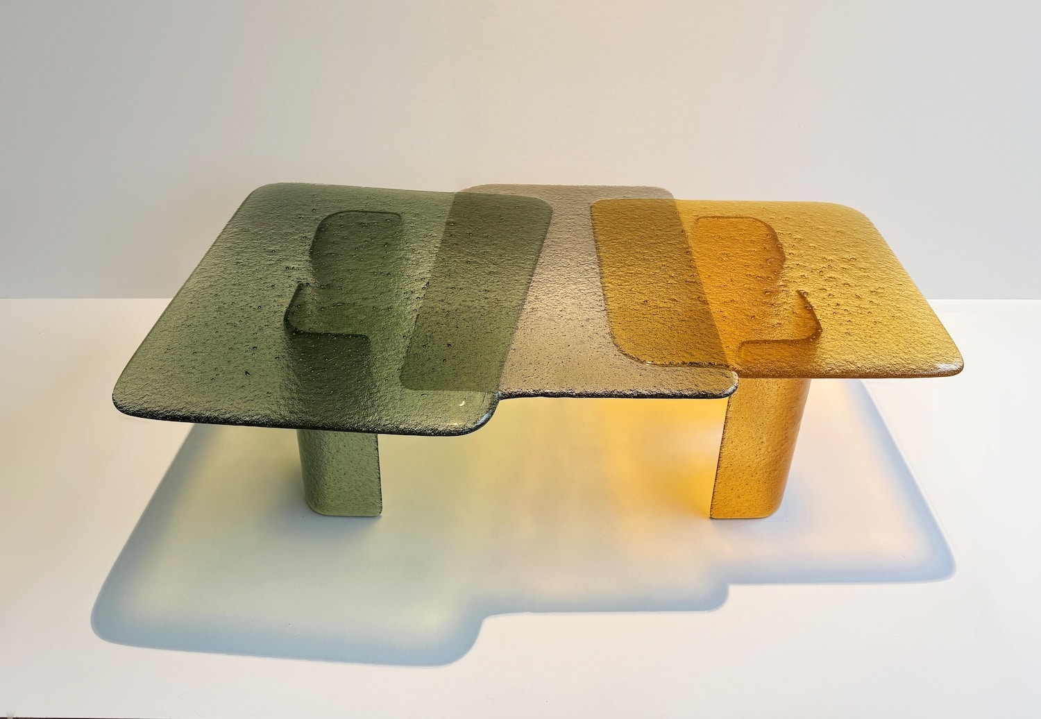 Mademoiselle Jo : des tables en verre de Murano fusionné qui jouent avec la lumière