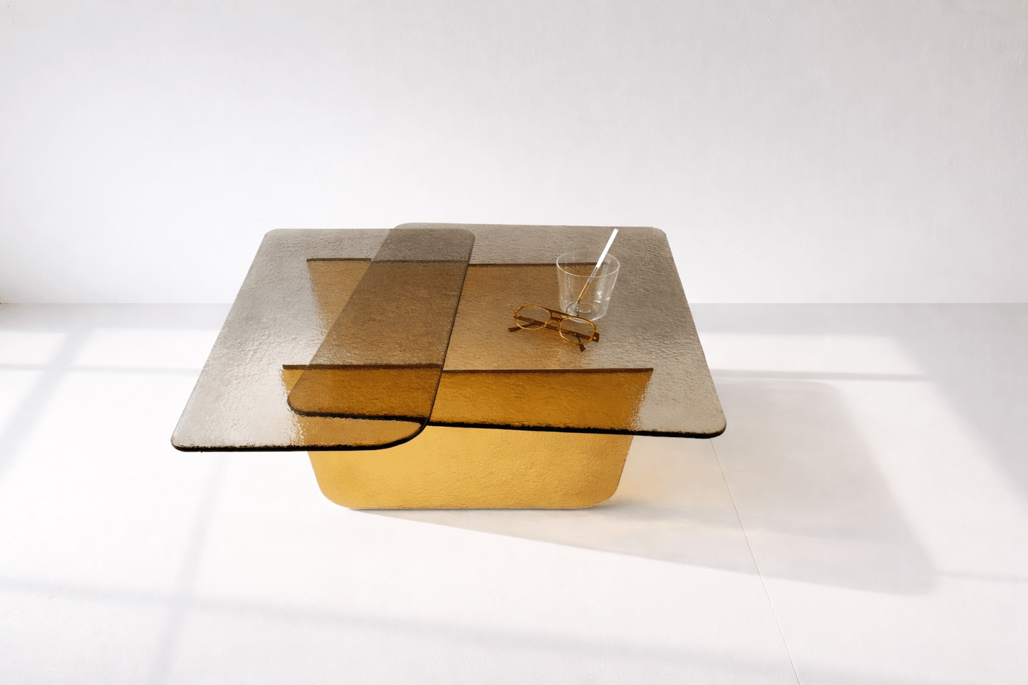 Mademoiselle Jo : des tables en verre de Murano fusionné qui jouent avec la lumière Mademoiselle Jo : des tables en verre de Murano fusionné qui jouent avec la lumière