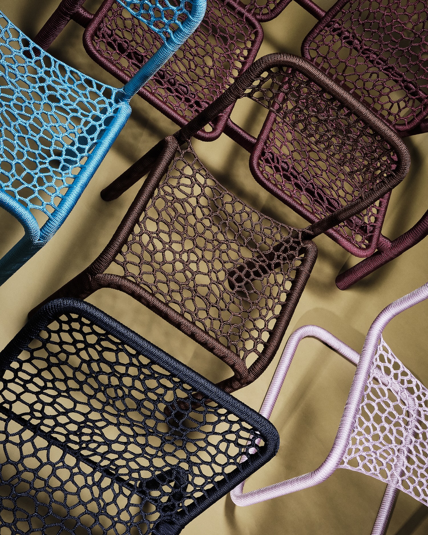 Laura Mrksa : des chaises tressées sur armatures chromées récupérées, le design lent comme programme Laura Mrksa : des chaises tressées sur armatures chromées récupérées, le design lent comme programme