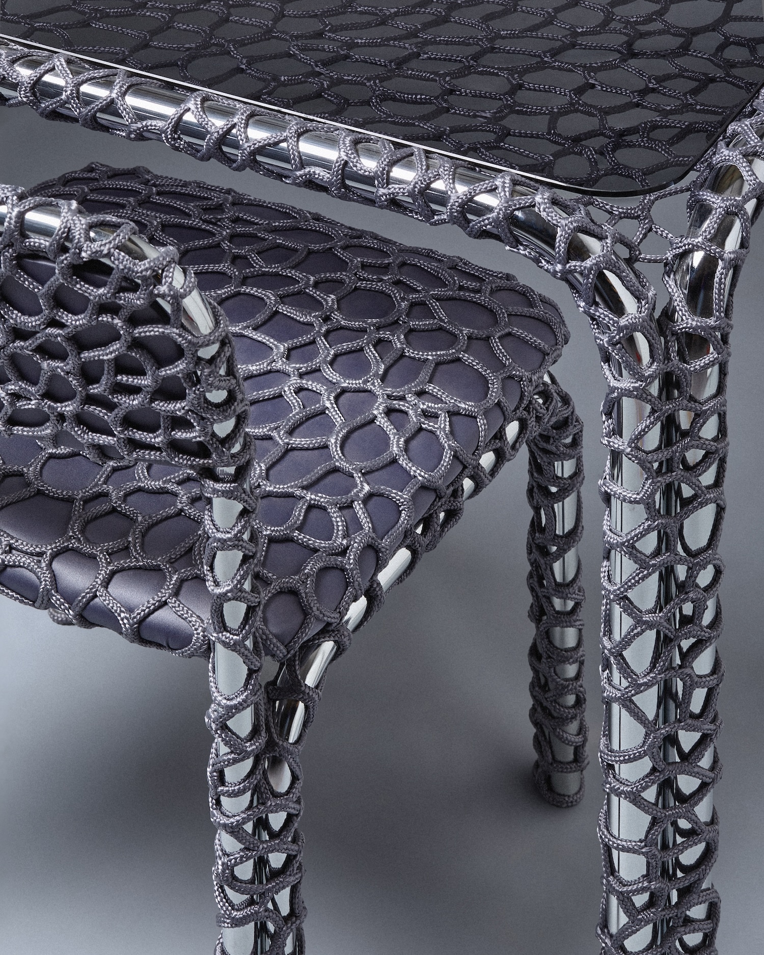 Laura Mrksa : des chaises tressées sur armatures chromées récupérées, le design lent comme programme Laura Mrksa : des chaises tressées sur armatures chromées récupérées, le design lent comme programme