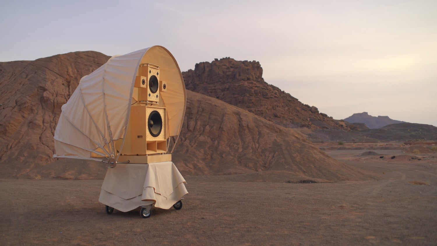 Emilieu Studio x Pikip Solar Speakers : un sound system solaire conçu pour le désert d'AlUla
