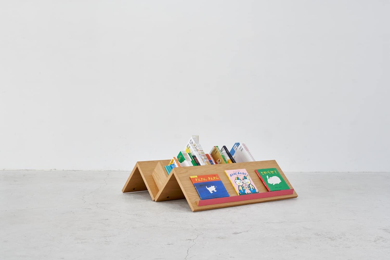 Tsuranari par border design architects : la bibliothèque mobile en forme de montagne qui met les enfants à hauteur de livres