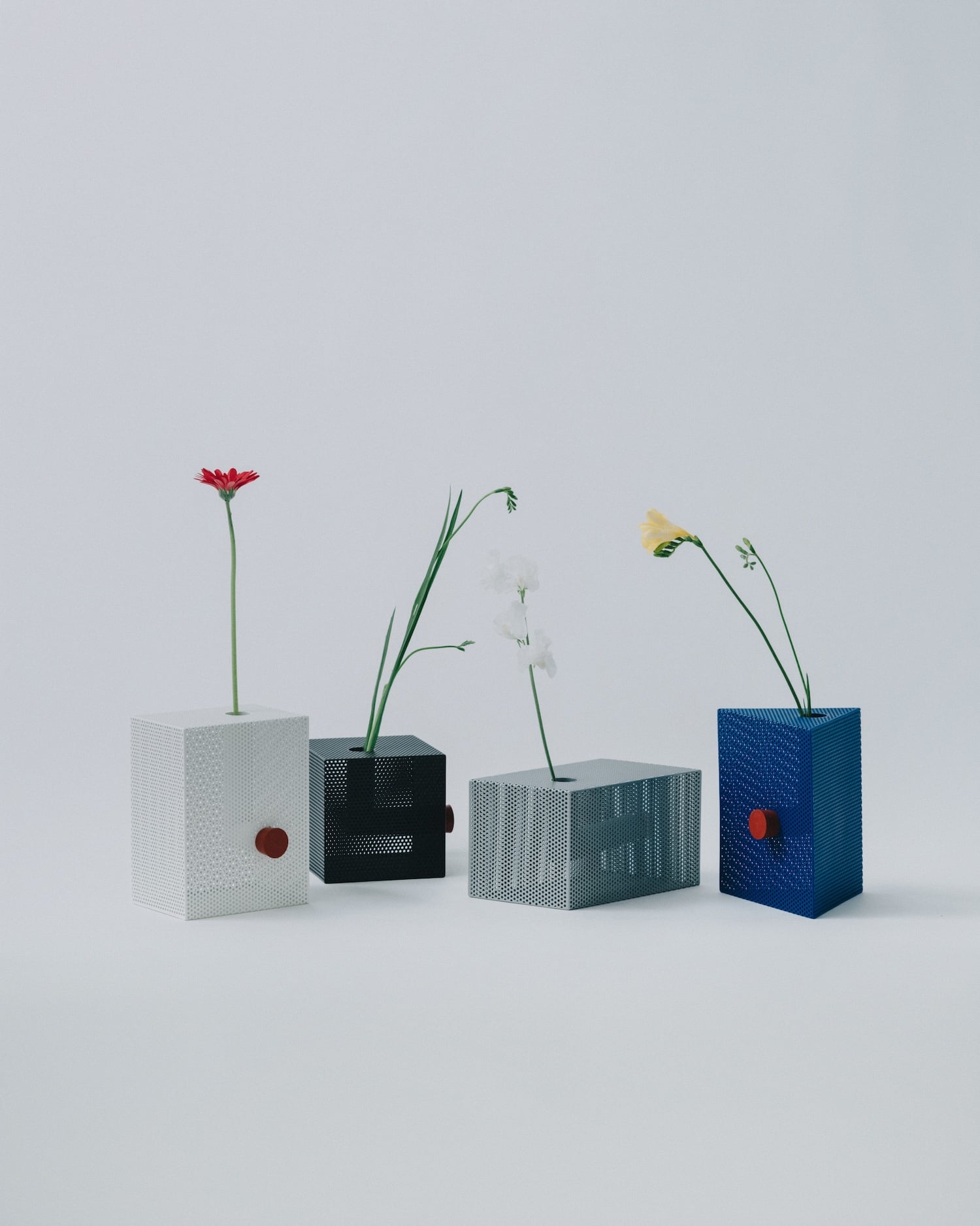 Punching Block : EETAL × monoya transforment la tôle perforée en objet de perception
