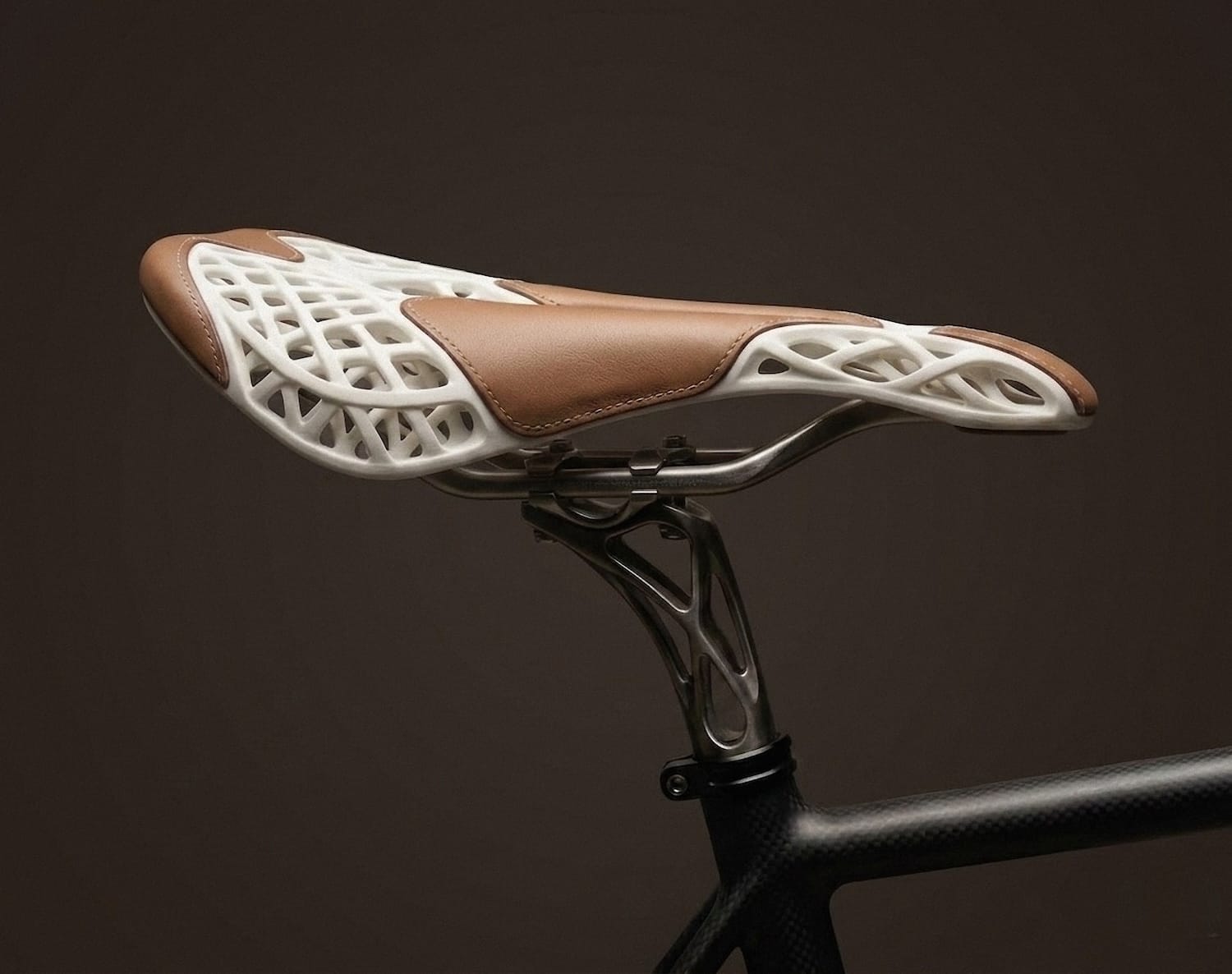 AERIS par Mahdi Naïm Studio : quand le lattice imprimé en 3D rencontre le cuir cousu main AERIS par Mahdi Naïm Studio : quand le lattice imprimé en 3D rencontre le cuir cousu main