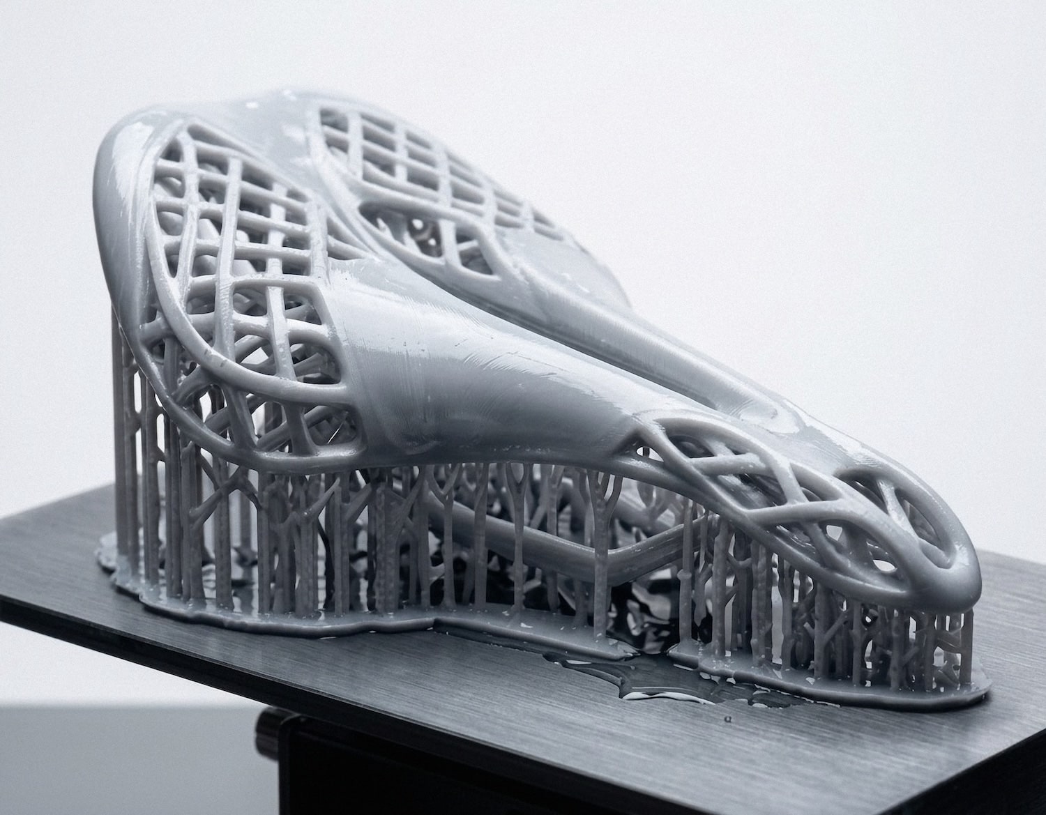 AERIS par Mahdi Naïm Studio : quand le lattice imprimé en 3D rencontre le cuir cousu main
