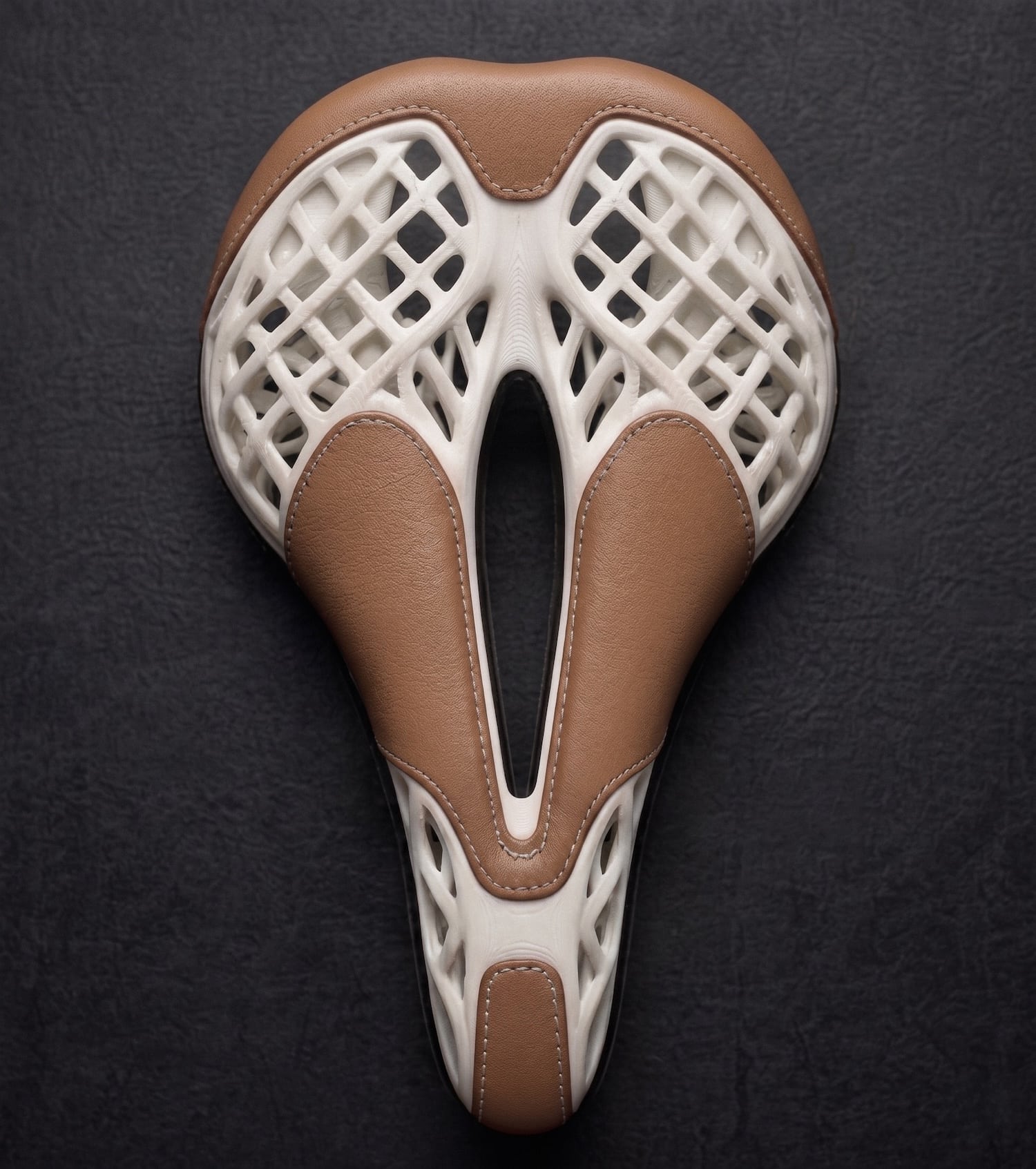 AERIS par Mahdi Naïm Studio : quand le lattice imprimé en 3D rencontre le cuir cousu main AERIS par Mahdi Naïm Studio : quand le lattice imprimé en 3D rencontre le cuir cousu main
