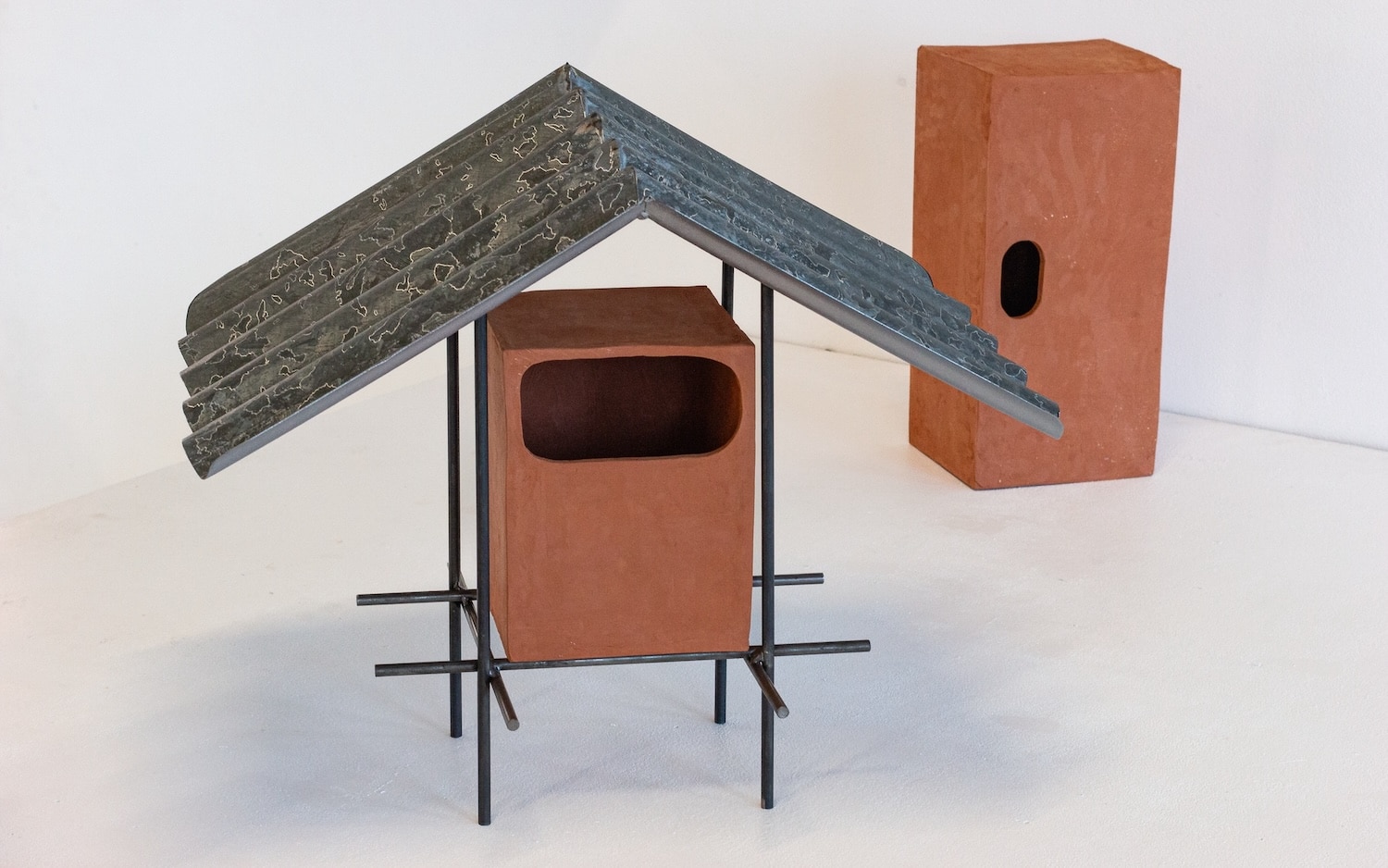 Et si vos toits devenaient des refuges ? Arthur Carpentier transforme les éléments techniques urbains en mobilier pour oiseaux