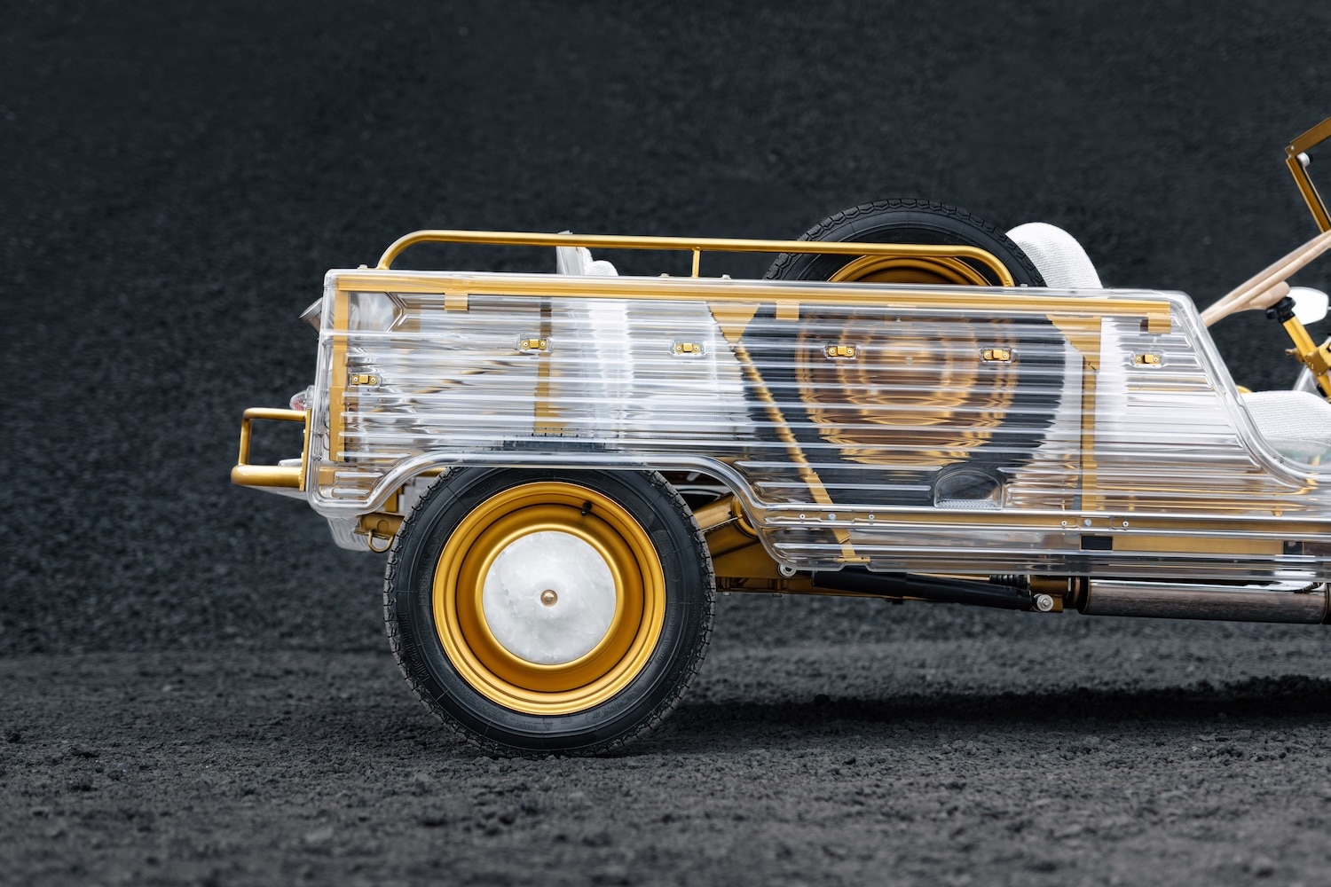 Astre Mobile : quand une voiture transparente devient un cabinet de curiosités signé par 12 artisans d'art français Astre Mobile : quand une voiture transparente devient un cabinet de curiosités signé par 12 artisans d'art français