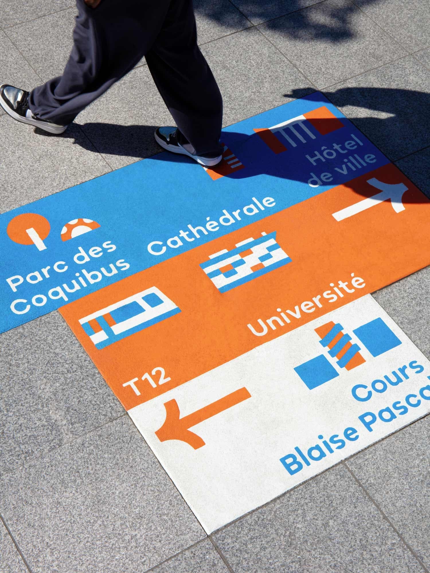 Studio 5•5 réinvente le mobilier urbain d'Évry-Courcouronnes à coups de bordures et de blocs de béton Studio 5•5 réinvente le mobilier urbain d'Évry-Courcouronnes à coups de bordures et de blocs de béton