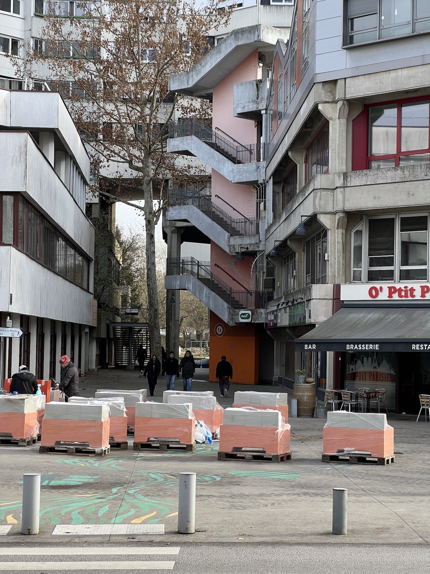 Studio 5•5 réinvente le mobilier urbain d'Évry-Courcouronnes à coups de bordures et de blocs de béton Studio 5•5 réinvente le mobilier urbain d'Évry-Courcouronnes à coups de bordures et de blocs de béton