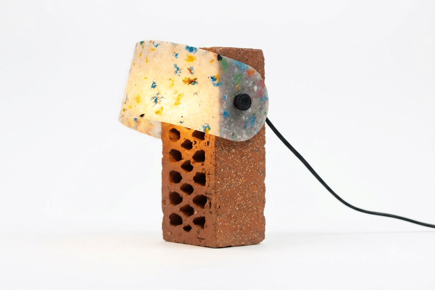 Lampe Carapace : le designer lillois qui transforme le déchet en luminaire low-tech