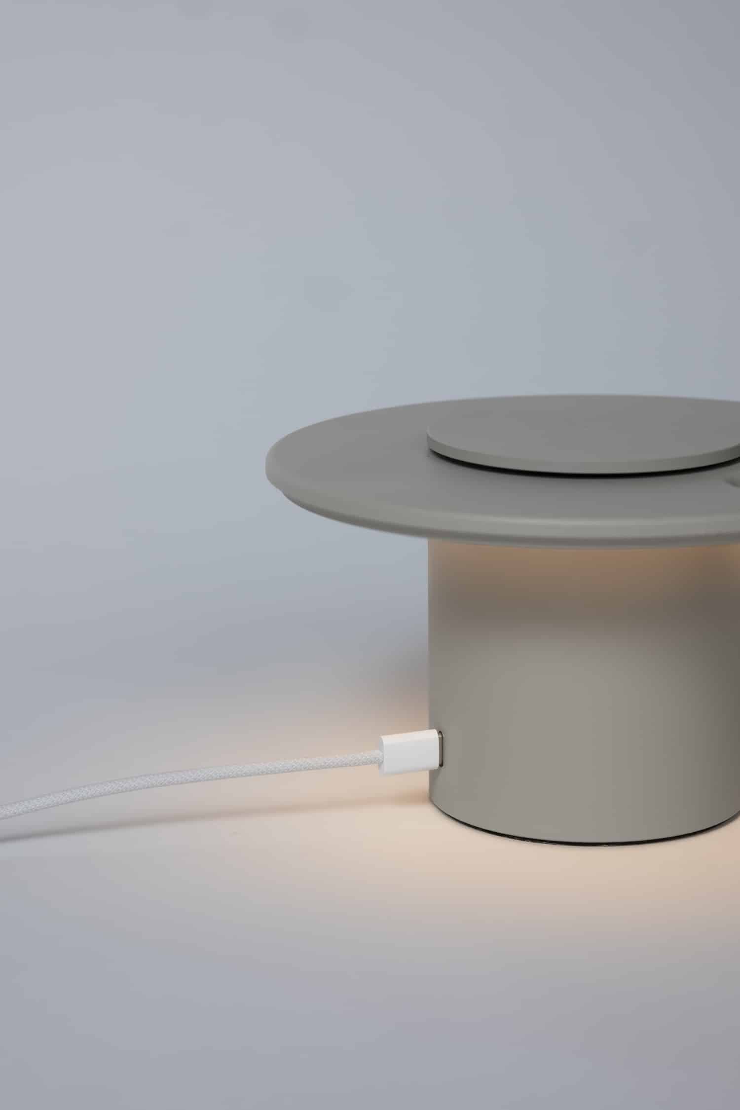 DIAL par Saika Katagiri : la lampe LED qui se règle comme un vieux téléphone à cadran DIAL par Saika Katagiri : la lampe LED qui se règle comme un vieux téléphone à cadran