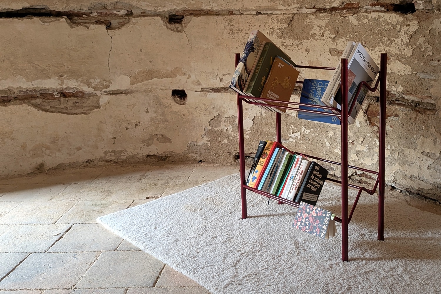 Tubutheca : la bibliothèque en tube d'acier inclinée à 35° par Seriel Design Studio
